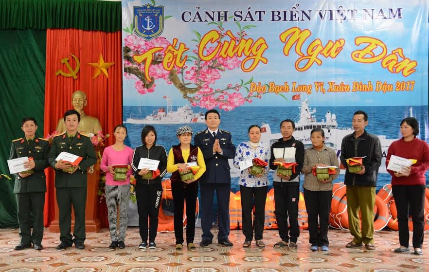 Thăm, tặng quà cán bộ, chiến sĩ và nhân dân huyện đảo Bạch Long Vĩ