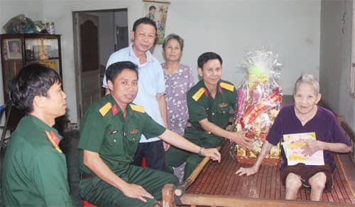 Chăm lo Tết cho người có công và người nghèo