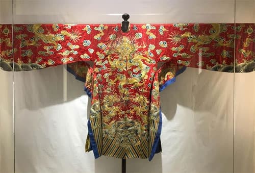 Trưng bày 15 bộ triều phục cung đình truyền thống