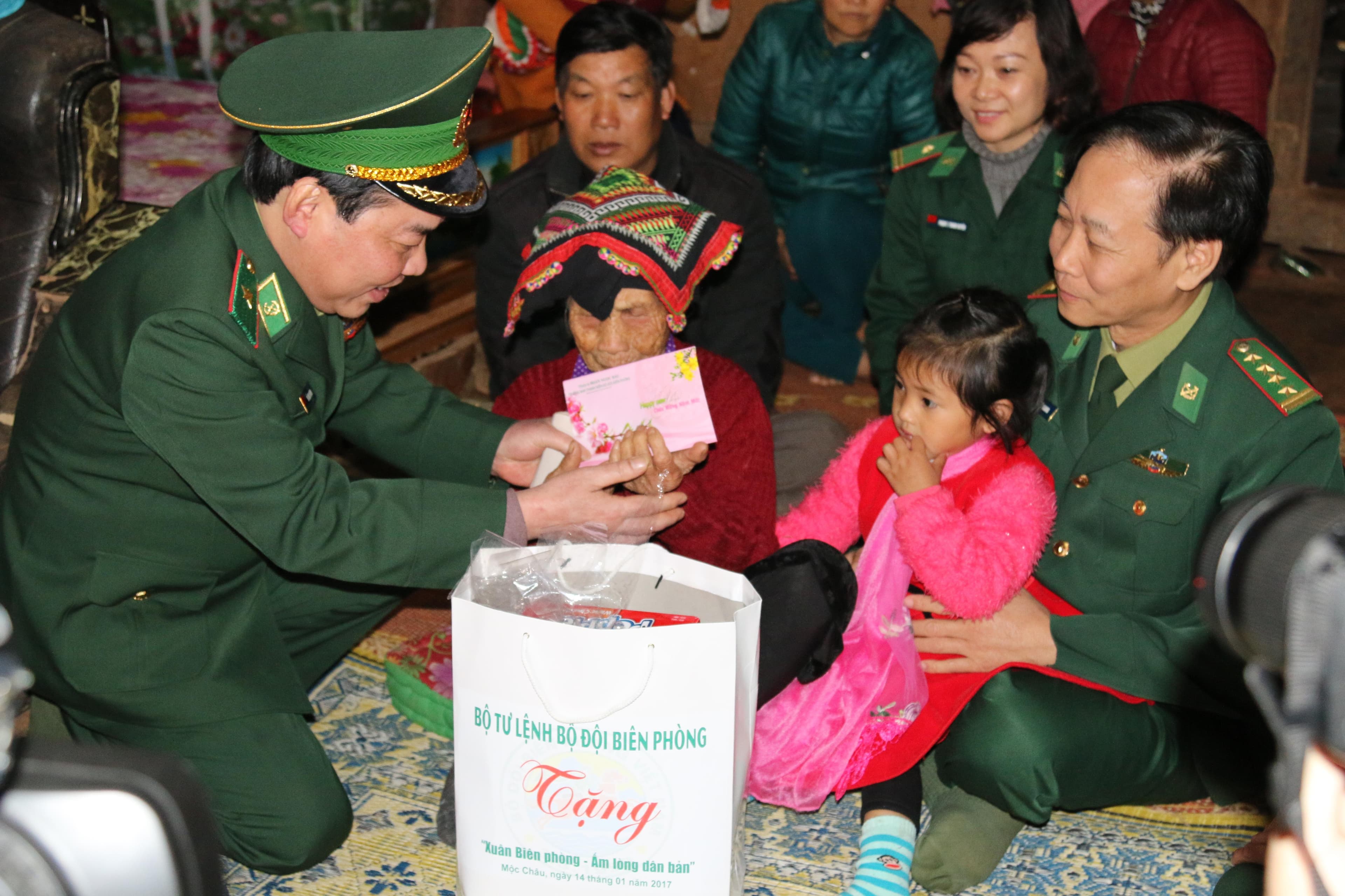 Lóng Sập ấm tình quân - dân