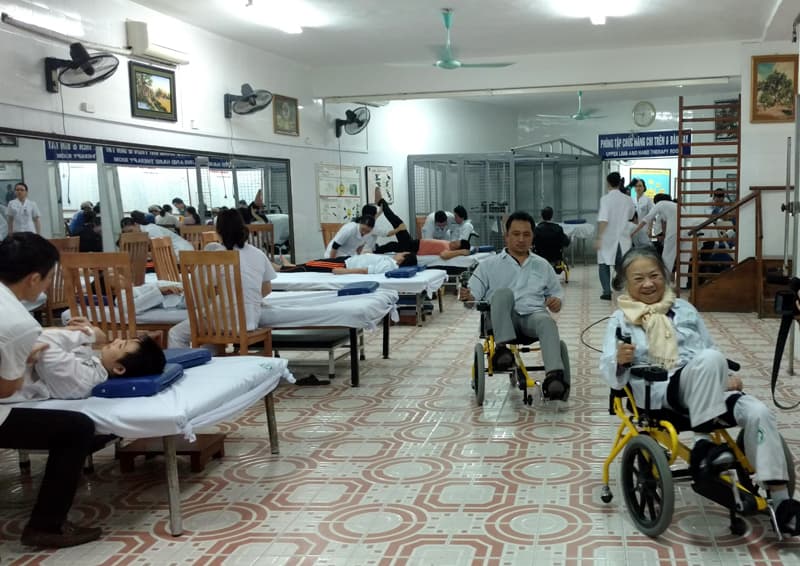 Xe lăn đạp chân - kỹ thuật phục hồi chức năng mới