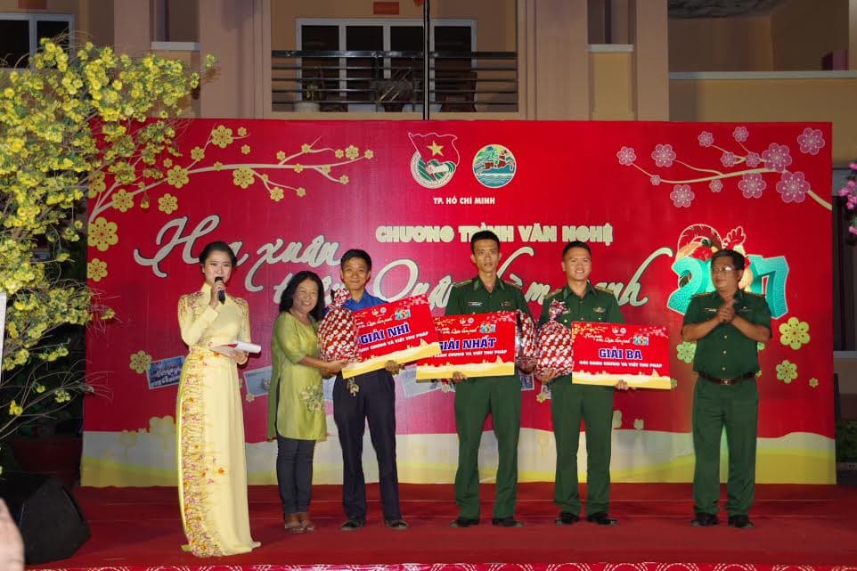 Giao lưu văn nghệ “Hoa xuân trên Quân hàm xanh”