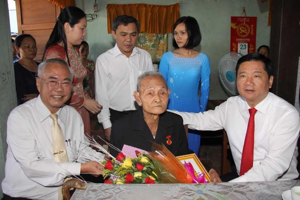 Thành ủy TP Hồ Chí Minh trao tặng Huy hiệu Đảng cho 2.760 đảng viên