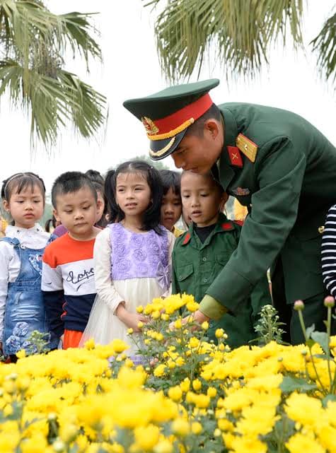 Giờ học ngoại khóa thú vị tại "doanh trại hoa"