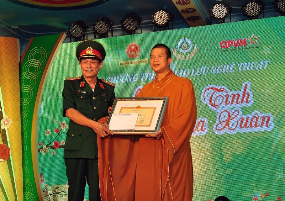 Trụ trì Chùa Phước Quang nhận Bằng khen của Bộ trưởng Quốc phòng