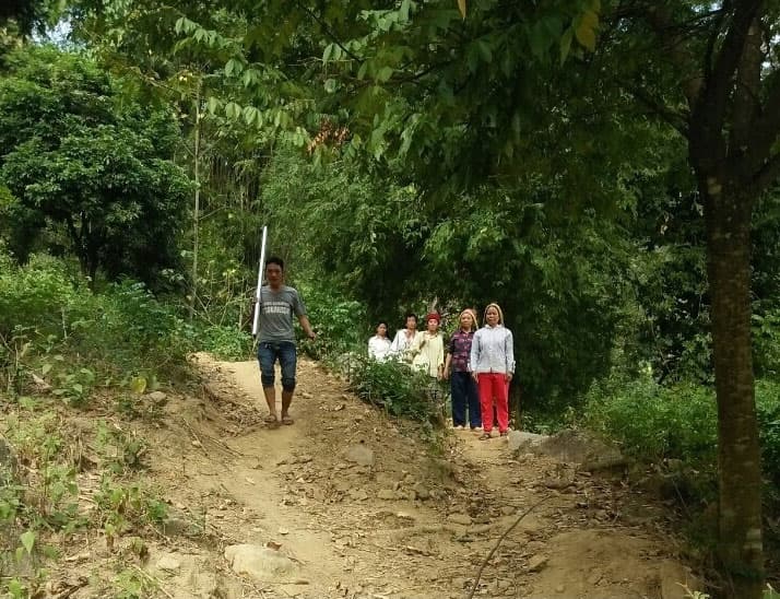 Xóm Chiêng vui với con đường