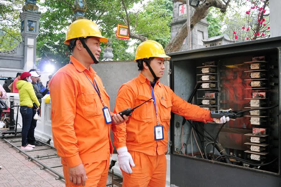 Xuân muộn với người thợ điện Thủ đô