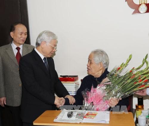 Tổng Bí thư Nguyễn Phú Trọng thắp hương tưởng niệm cố Tổng Bí thư Lê Duẩn; chúc thọ nguyên Tổng Bí thư Đỗ Mười