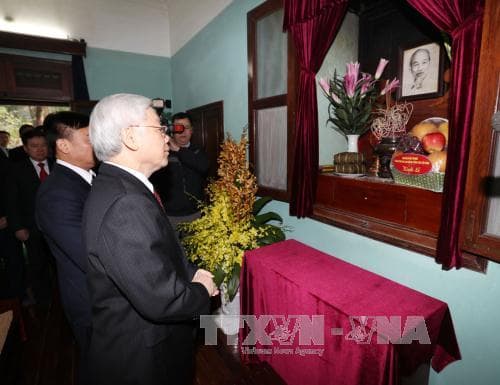 Tổng Bí thư Nguyễn Phú Trọng dâng hương tưởng niệm Bác Hồ