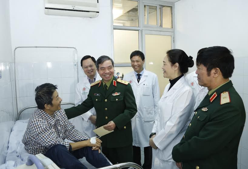 Thủ trưởng Tổng cục Chính trị thăm, chúc Tết Bệnh viện Trung ương Quân đội 108