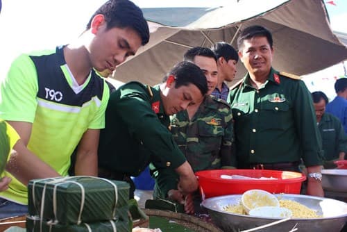 Quân dân vui mừng tham gia ngày hội "Bánh chưng xanh"
