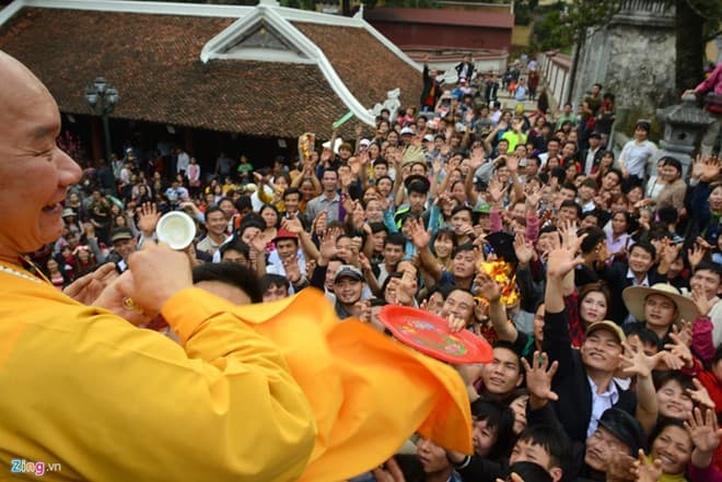 Việc phát lộc gây lộn xộn tại chùa Hương là tự phát
