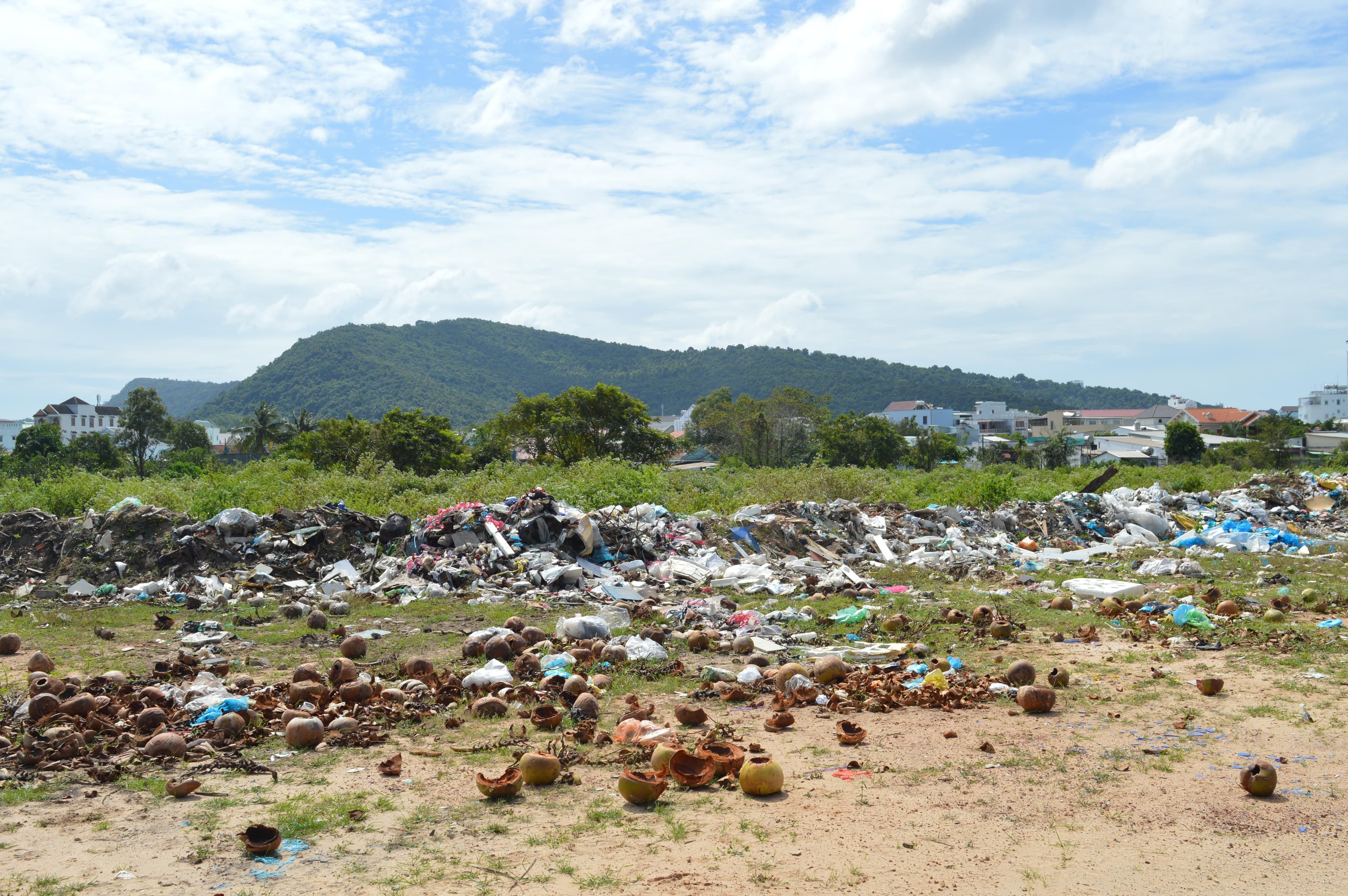 Bãi rác tự phát ở sân bay Phú Quốc