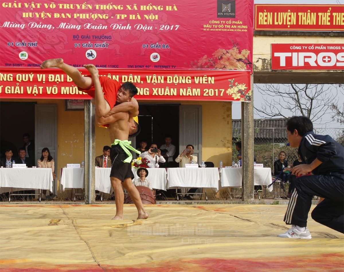 Sôi động hội vật cổ truyền Hồng Hà