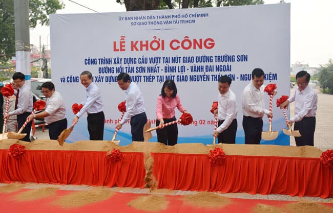 Khởi công hai dự án cầu vượt giúp giải quyết kẹt xe ở Sân bay Tân Sơn Nhất