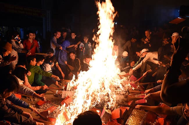 “Lấy đỏ” cầu may của người Hà Nội