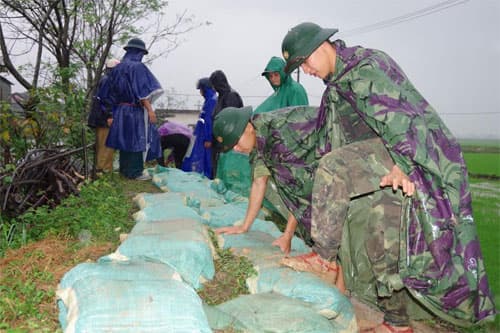Thừa Thiên- Huế: Bộ đội khẩn trương giúp địa phương chống vỡ đê
