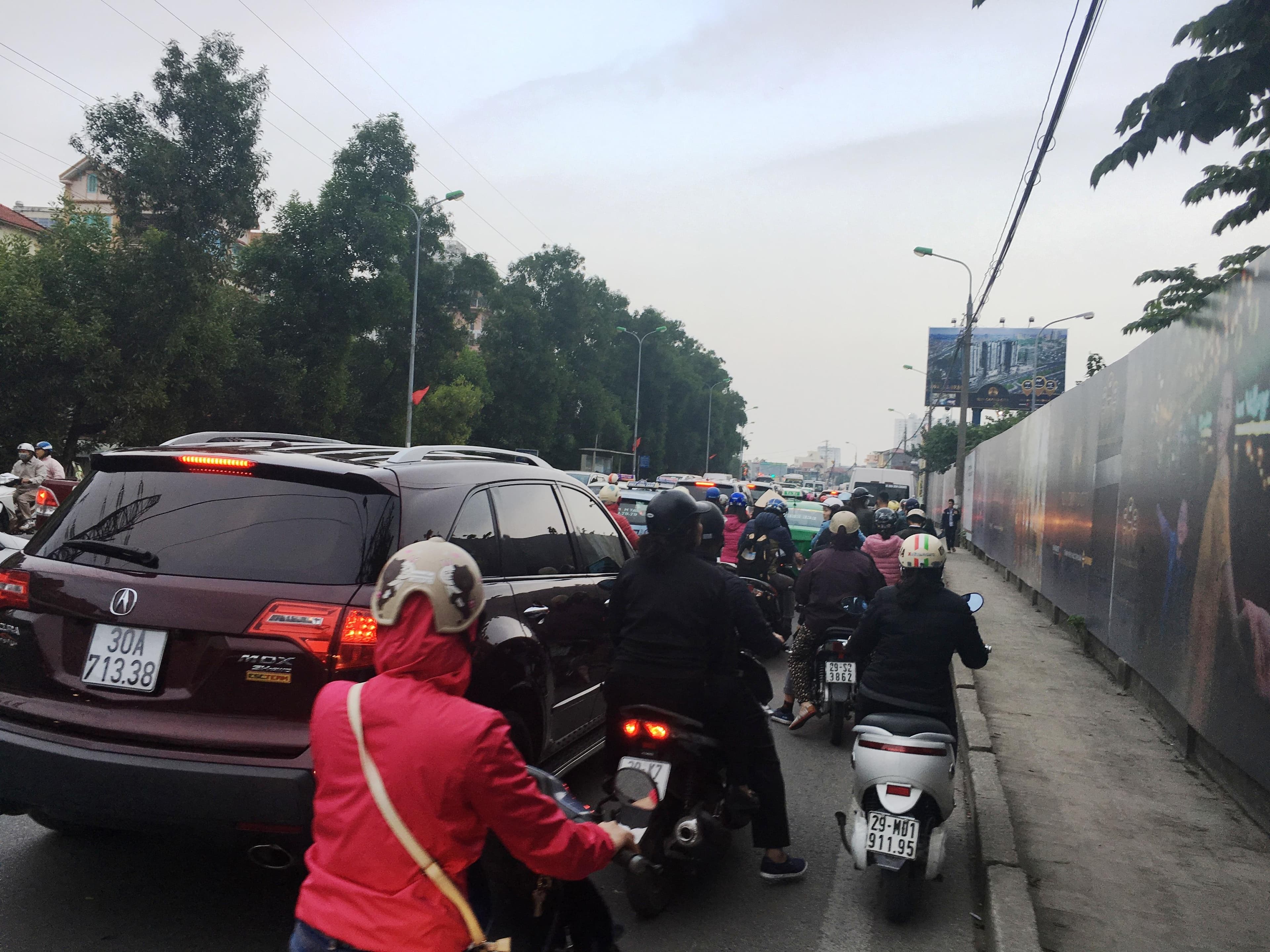 Nâng cao ý thức chấp hành pháp luật để giảm ùn tắc giao thông