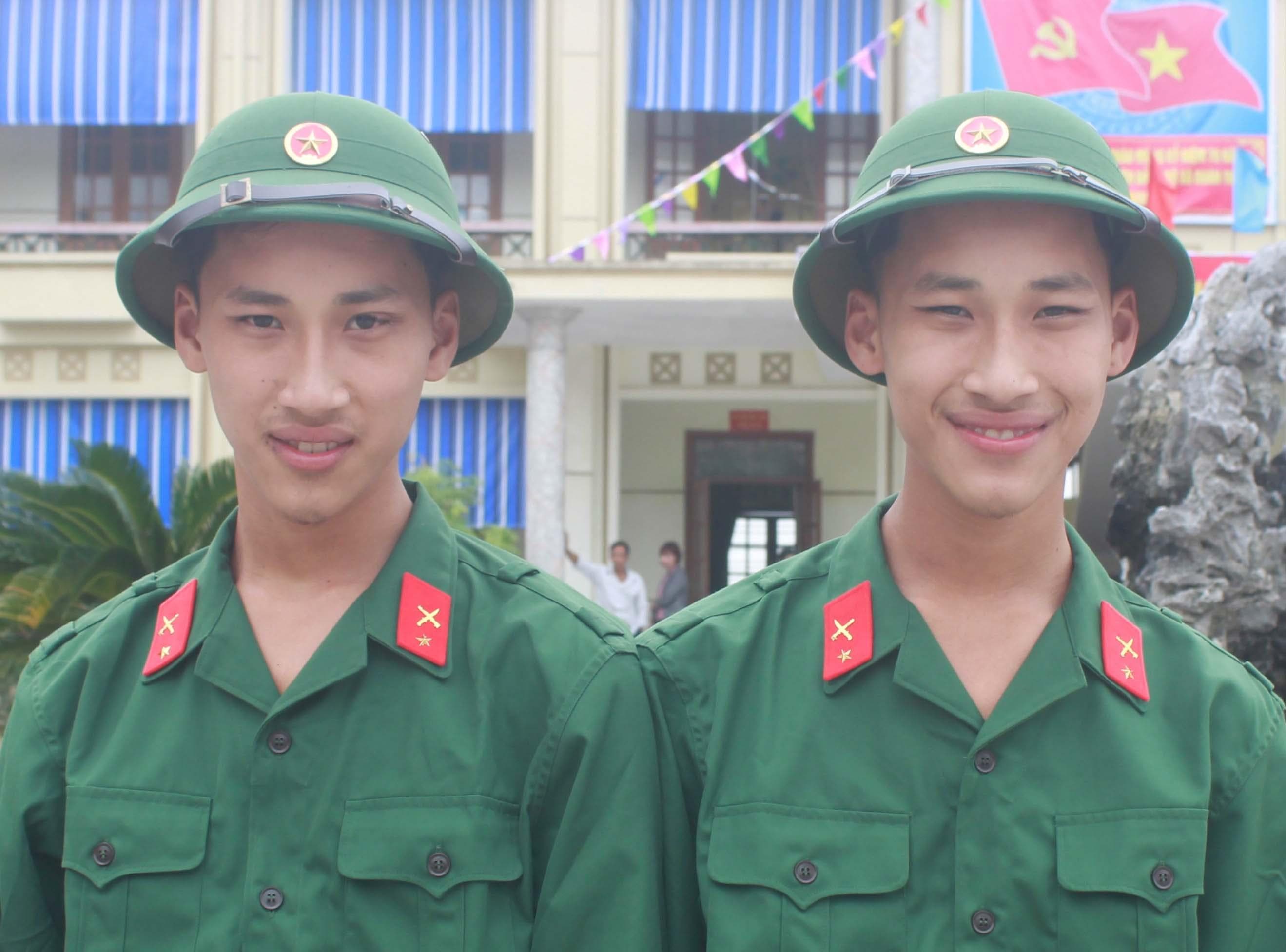 Anh em sinh đôi cùng viết đơn tình nguyện nhập ngũ