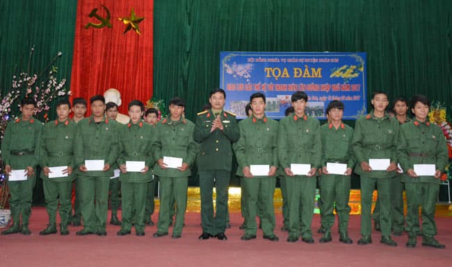 Ban Thanh niên Quân đội tặng quà thanh niên lên đường nhập ngũ