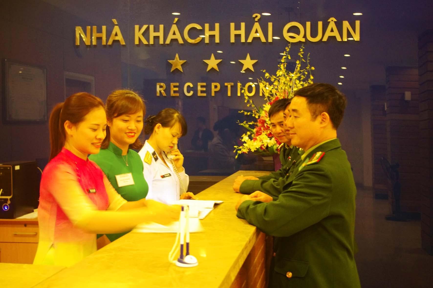 "Khách đến đón tiếp niềm nở, khách ở phục vụ tận tình"