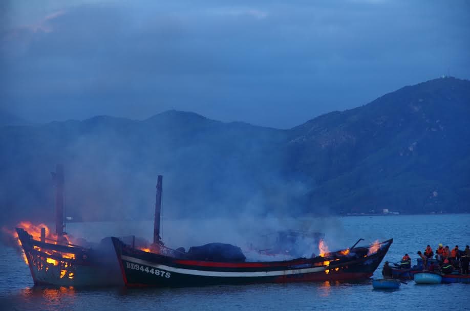 Hỏa hoạn thiêu rụi 3 tàu cá ở Bình Định, thiệt hại khoảng 30 tỷ đồng