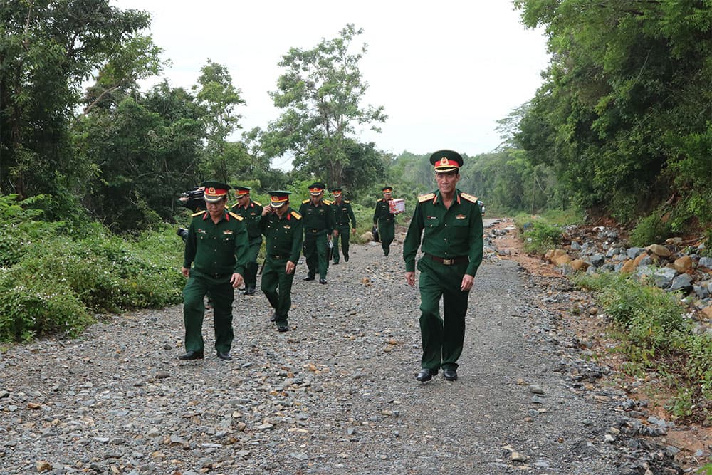 "Lên rừng, xuống biển" cùng bộ đội
