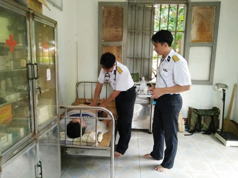 Bệnh xá đảo Sinh Tồn kịp thời cấp cứu ngư dân bị viêm dạ dày