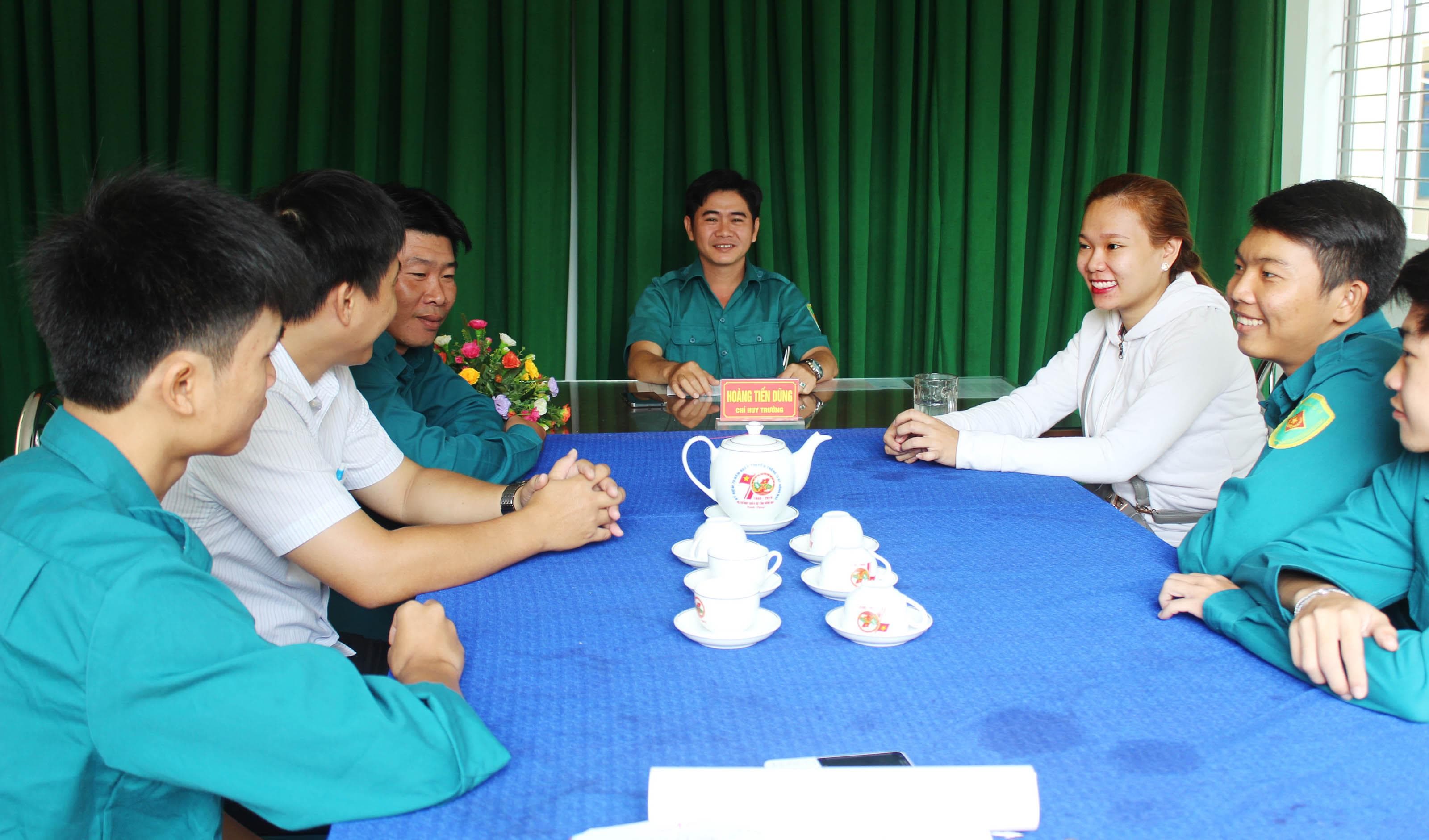 Những “bóng hồng” nhập ngũ