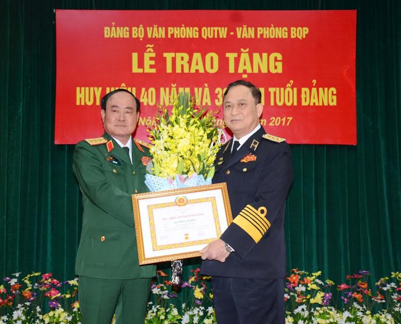 Tổ chức Lễ trao tặng Huy hiệu 40 và 30 năm tuổi Đảng
