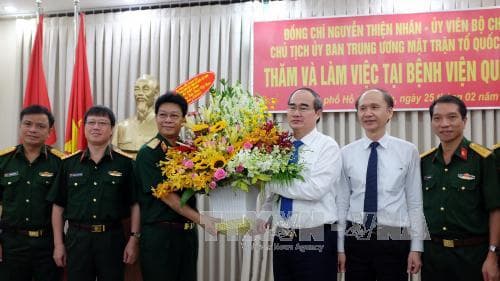 Chủ tịch Ủy ban Trung ương MTTQ Việt Nam Nguyễn Thiện Nhân thăm, chúc mừng cán bộ, nhân viên y tế tại Thành phố Hồ Chí Minh
