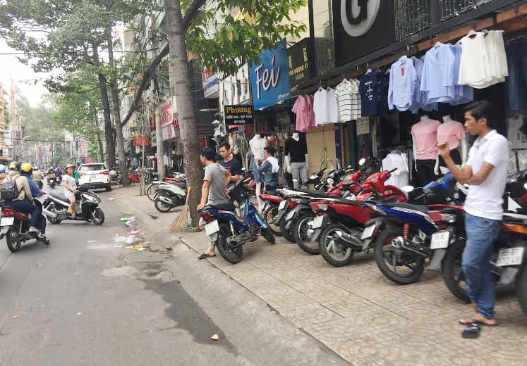TP Hồ Chí Minh: Tình trạng chiếm dụng vỉa hè vẫn diễn ra tràn lan