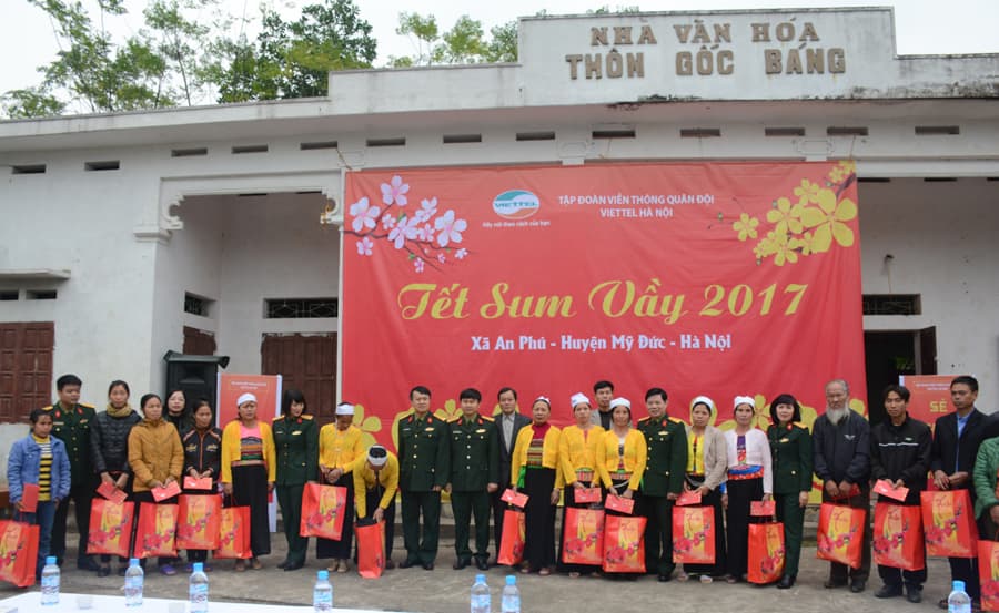 Viettel Hà Nội chia sẻ khó khăn với người dân xã An Phú
