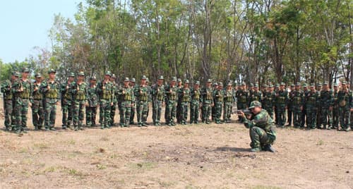 Trên thao trường huấn luyện chiến sĩ mới ở Trung đoàn Gia Định