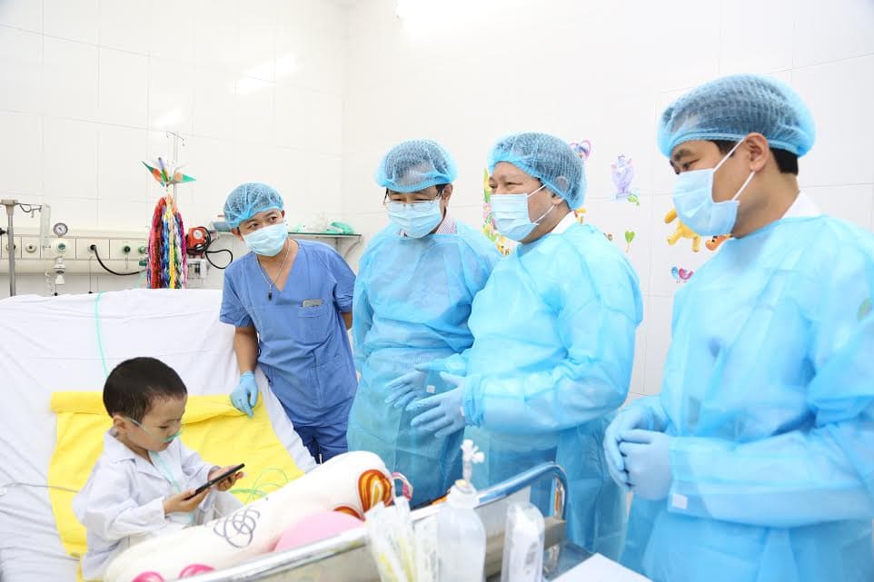 Đại tướng Ngô Xuân Lịch thăm và tặng quà bệnh nhân ghép phổi tại Học viện Quân y