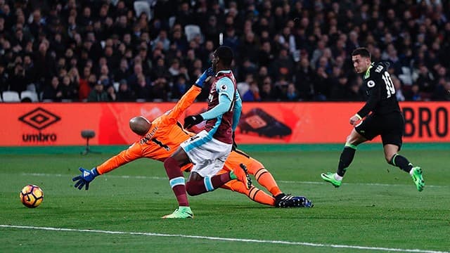Chelsea tái lập khoảng cách 10 điểm với Tottenham