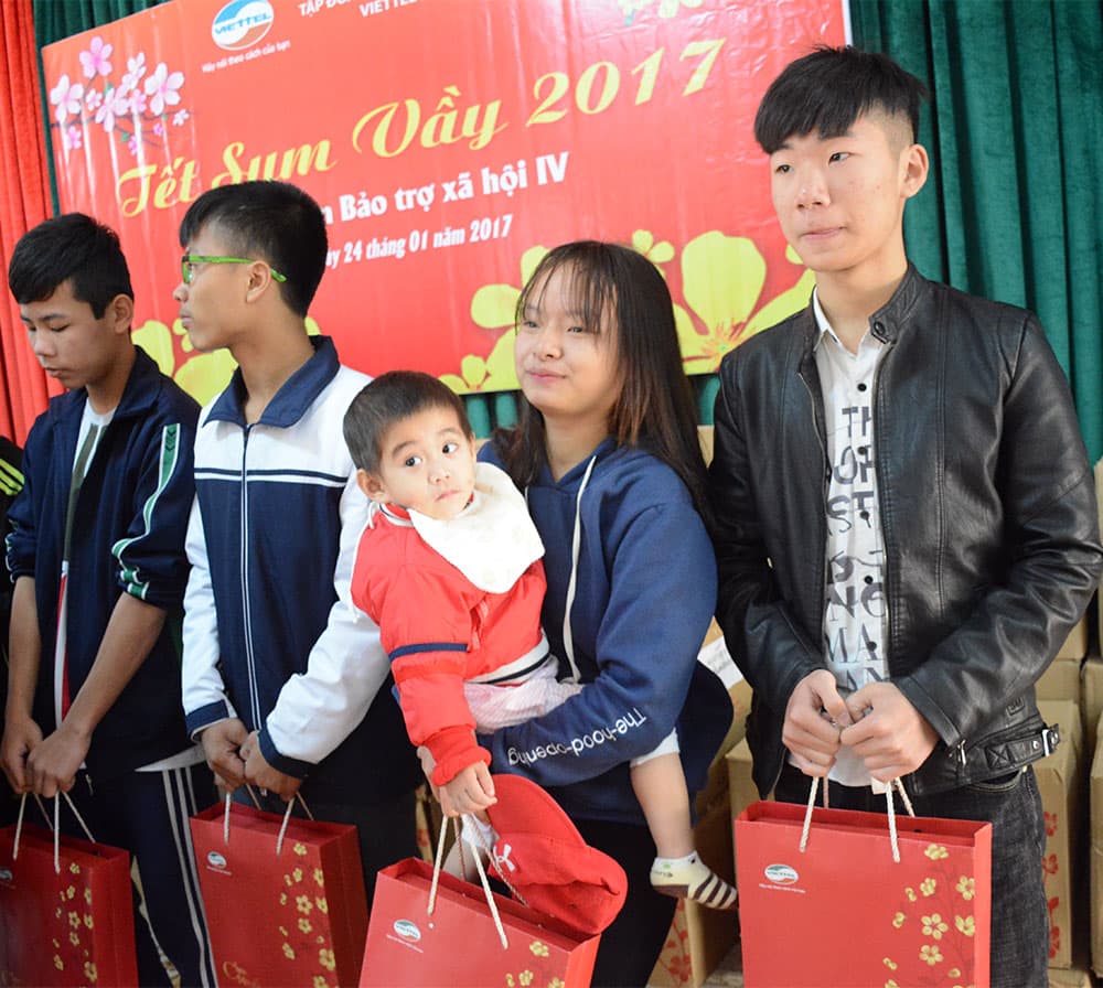 Viettel Hà Nội tặng quà đối tượng chính sách