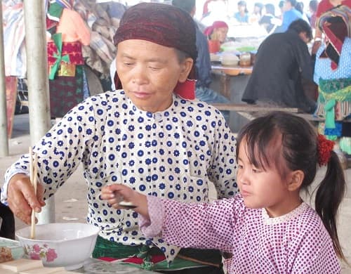 Cùng mẹ xuống chợ phiên