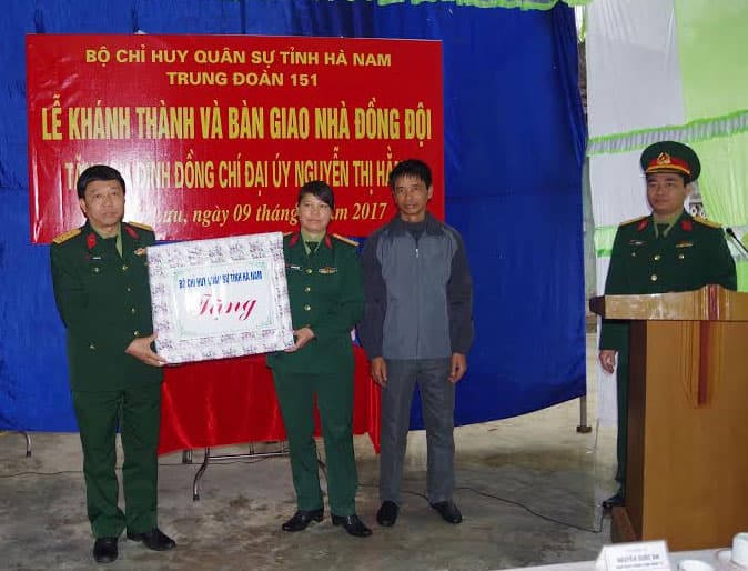 Bộ CHQS tỉnh Hà Nam bàn giao nhà đồng đội