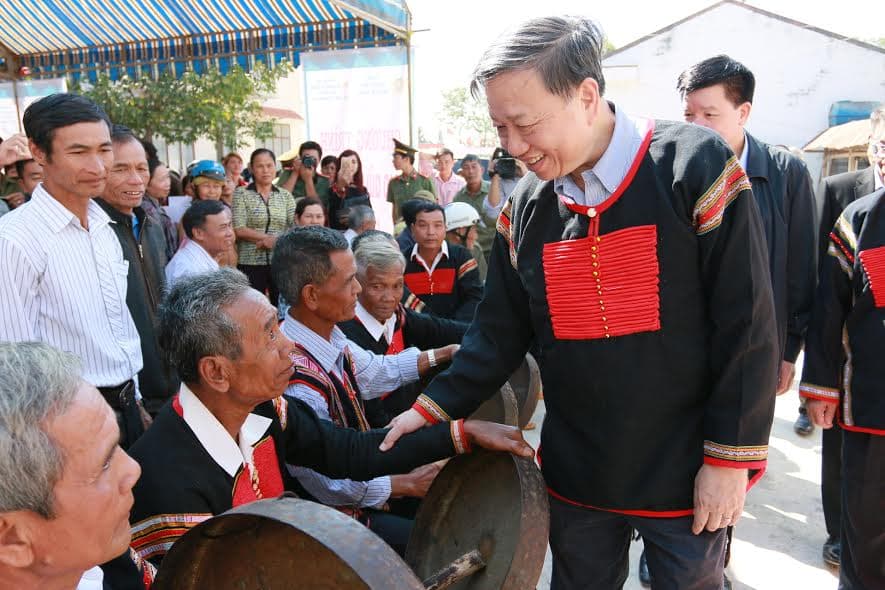 Thượng tướng Tô Lâm thăm và tặng quà cho người nghèo tại Đắk Lắk