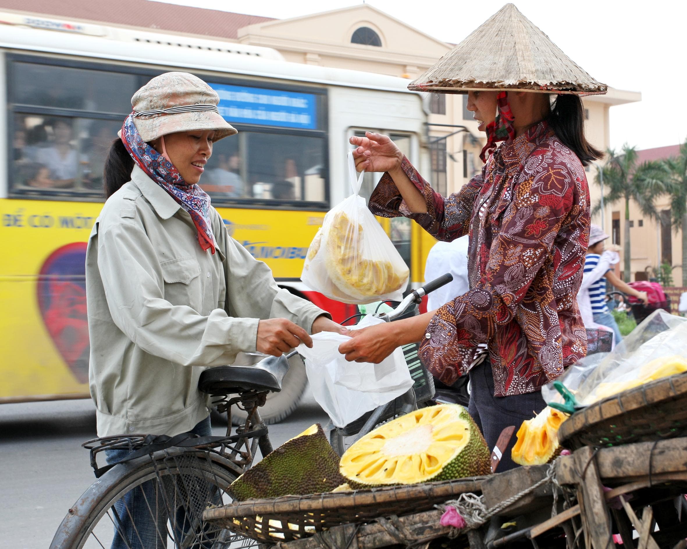 Nhếch nhác đồ ăn bán ven đường
