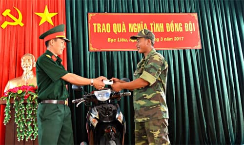 Trao quà tặng quân nhân dự bị