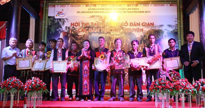 Hội thi tạc tượng gỗ dân gian Tây Nguyên năm 2017: “Gấu bẻ măng” giành giải Nhất