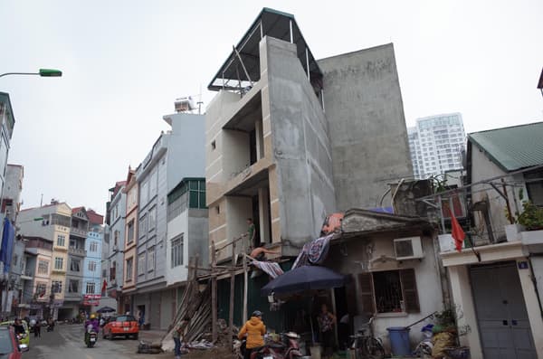 Hà Nội quyết tâm xử lý nhà "siêu mỏng", "siêu méo"