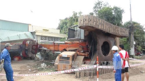 Đồng Tháp: Xe cẩu hơn 50 tấn lật nhào vào nhà dân