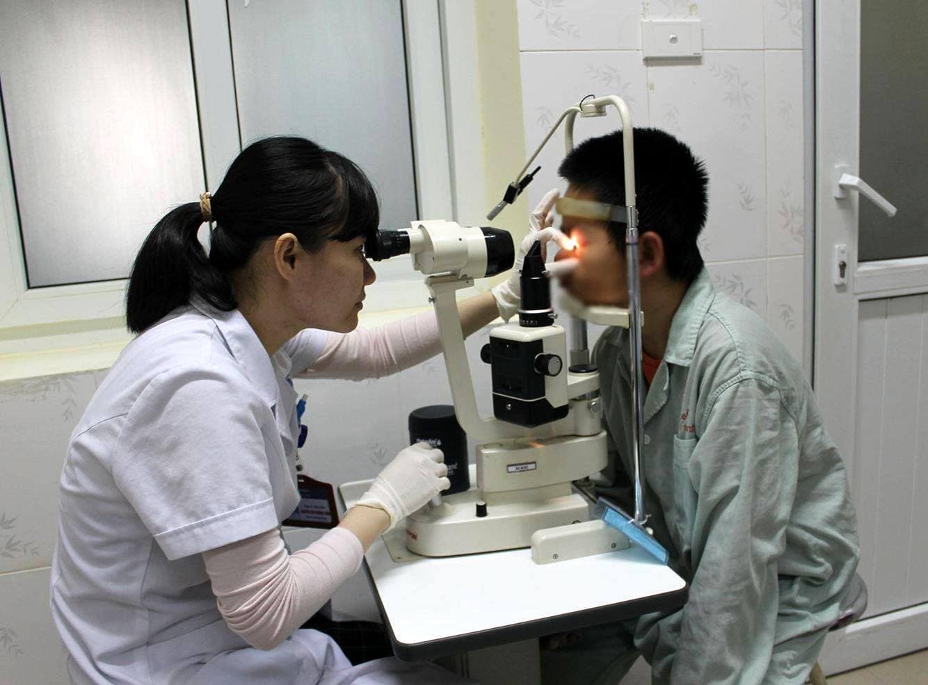 Đề phòng vật sắc nhọn gây tổn hại cho mắt