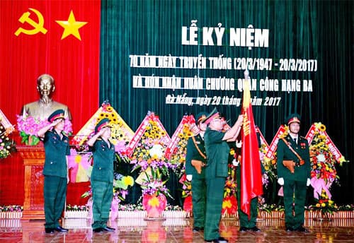 Đón nhận Huân chương Quân công hạng Ba