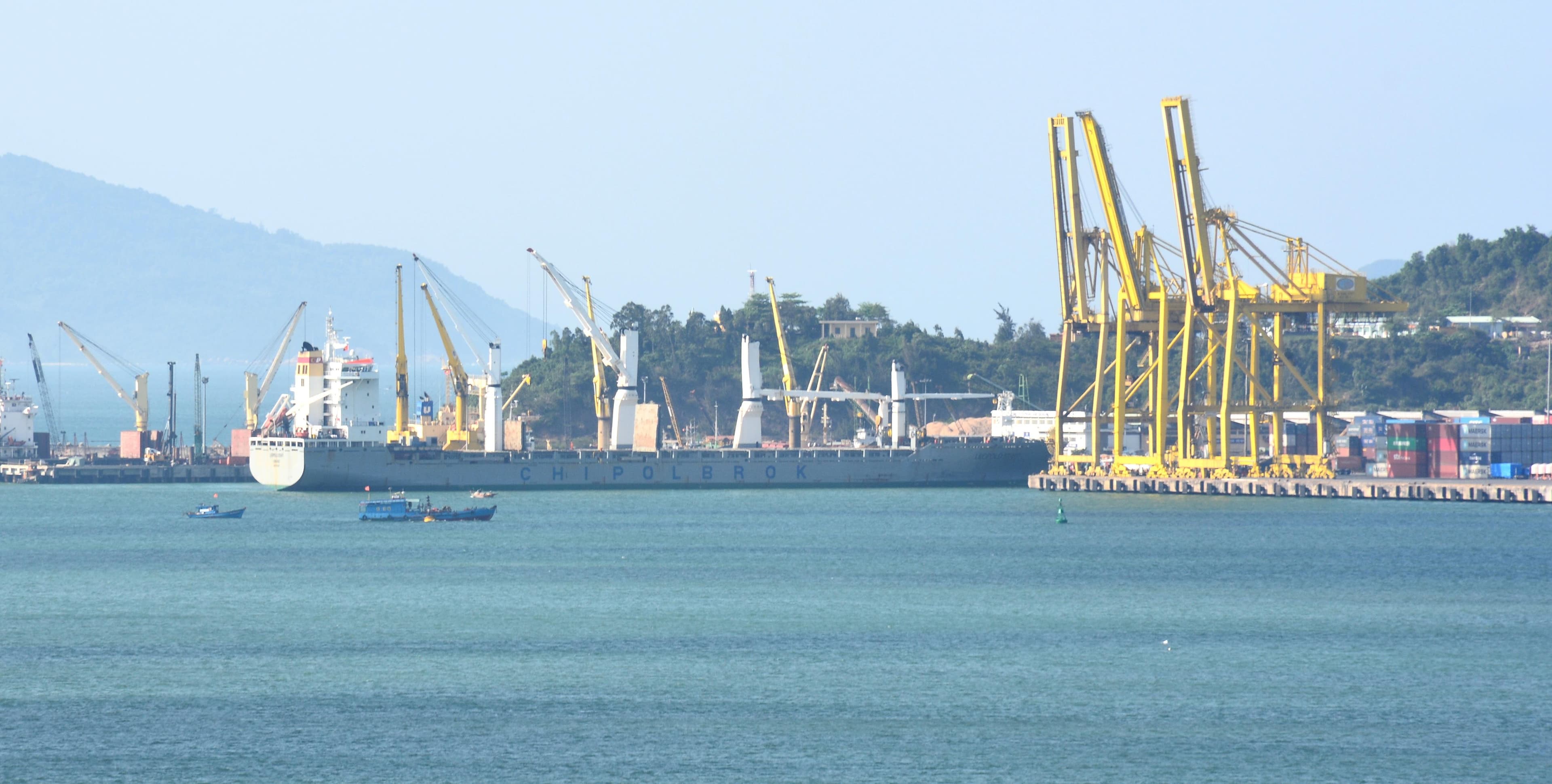 Khai thác hiệu quả cảng biển và dịch vụ logistics