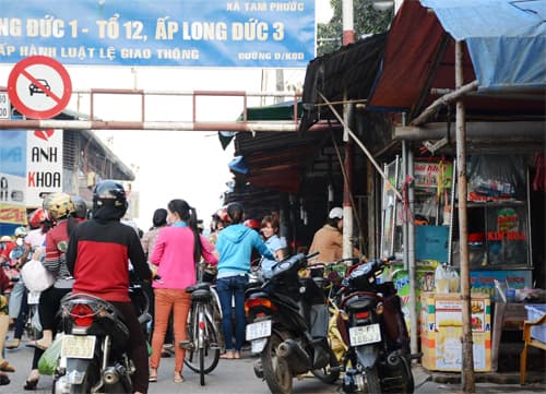 Chợ tự phát cản trở giao thông