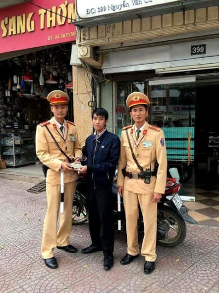 Cảnh sát giao thông không tham của rơi